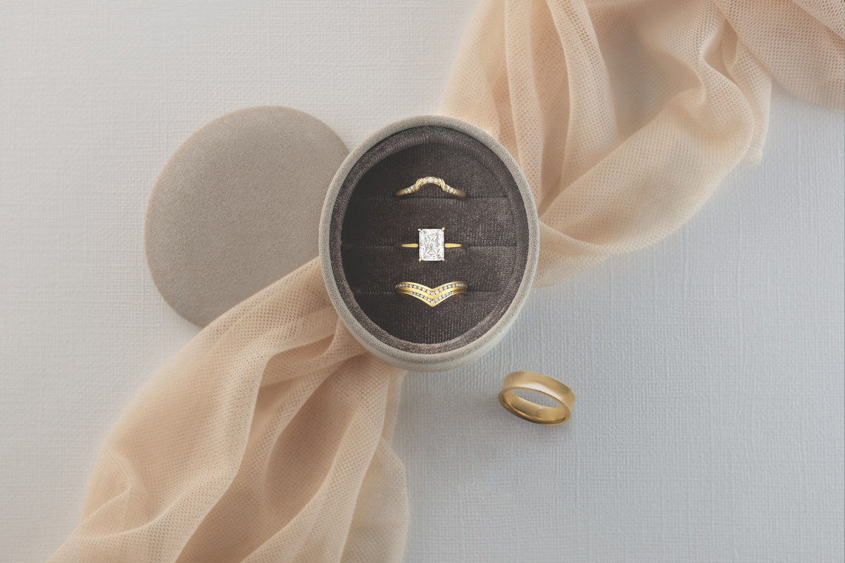 does engagement ring or wedding band go on first 